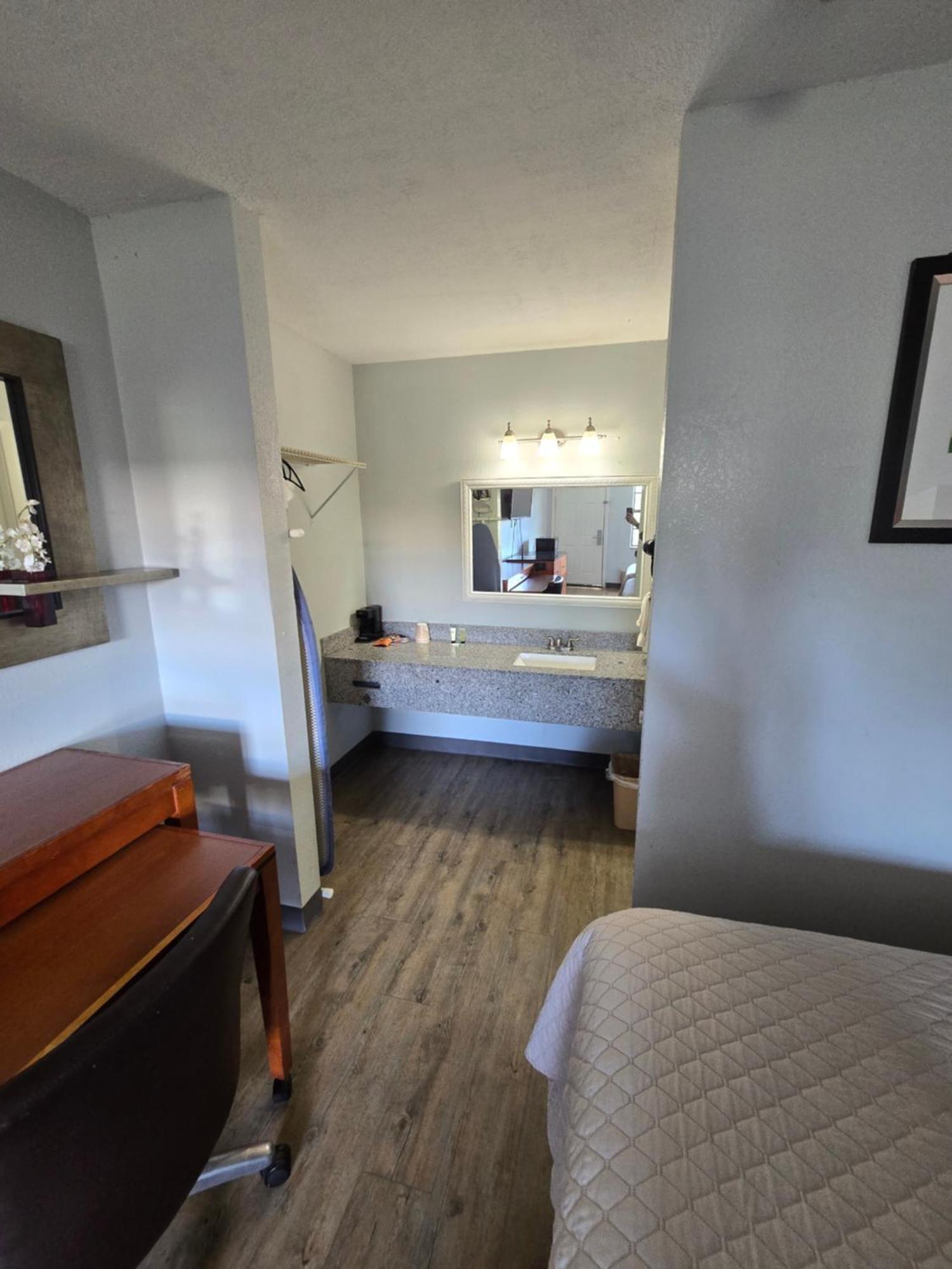 Best Price Motel & Suites Orange Exterior photo